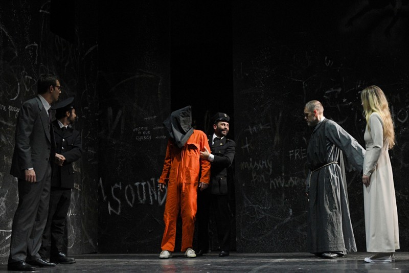 &quot;Misura per misura&quot;, regia Jurij Ferrini. Da sinistra Matteo Alì, Francesco Gargiulo, Raffaele Musella (incappucciato), Lorenzo Bartoli, Jurij Ferrini, Rebecca Rossetti. Foto Bepe Caroli