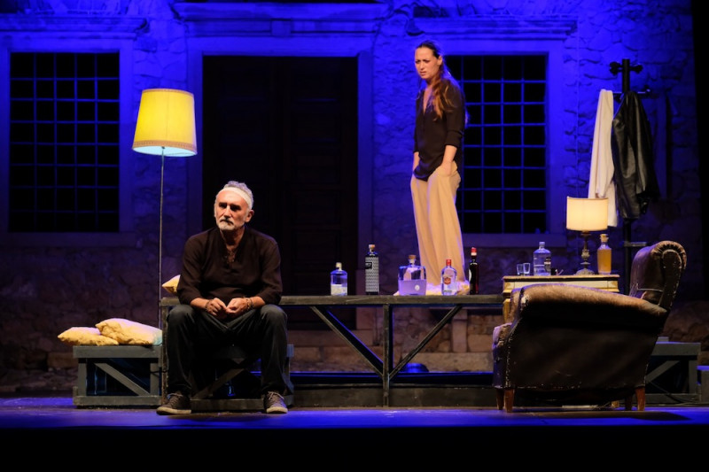 Giancarlo Fares e Sara Valerio in “ Piccoli crimini coniugali“, regia Nicola Pistoia. Foto Luigi Cerati