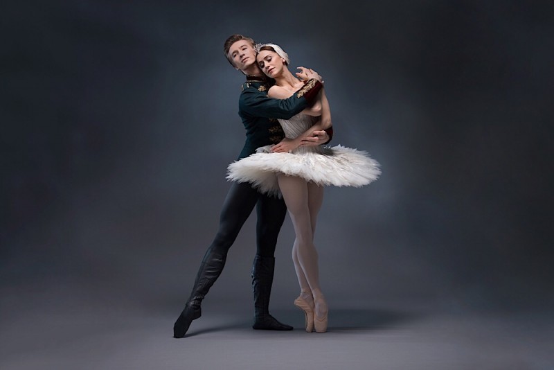 Marianela Nuñez e Vadim Muntagirov in &quot;Il lago dei cigni&quot;, coreografia di Marius Petipa, Lev Ivanov. Integrazioni coreografiche di Liam Scarlett e Frederick Ashton. Foto Bill Cooper