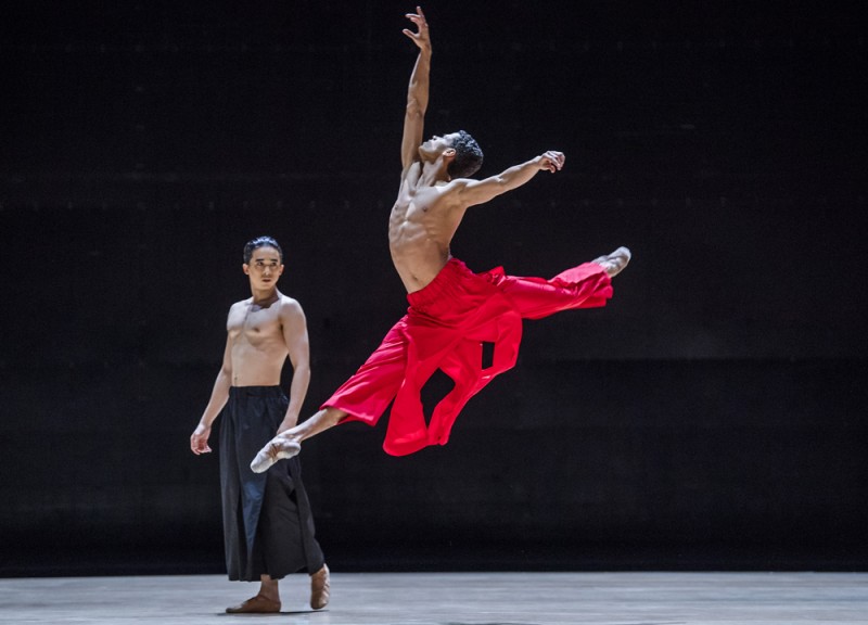 Benjamin Ella e Joseph Sissens in &quot;Obsidian tear&quot;, coreografia Wayne McGregor. Foto Tristram Kenton, ROH