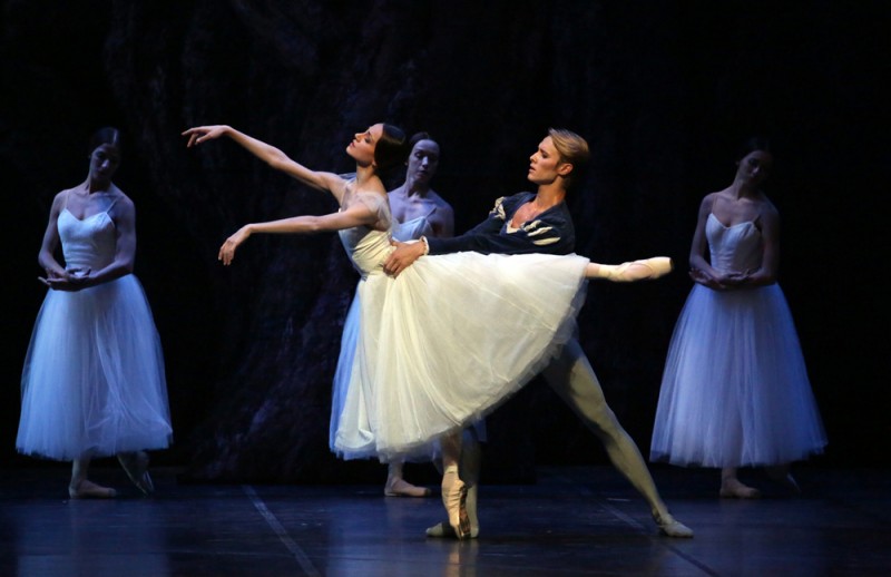 Nicoletta Manni e Timofej Andrijashenko in &quot;Giselle&quot;. Foto Brescia e Amisano, Teatro alla Scala