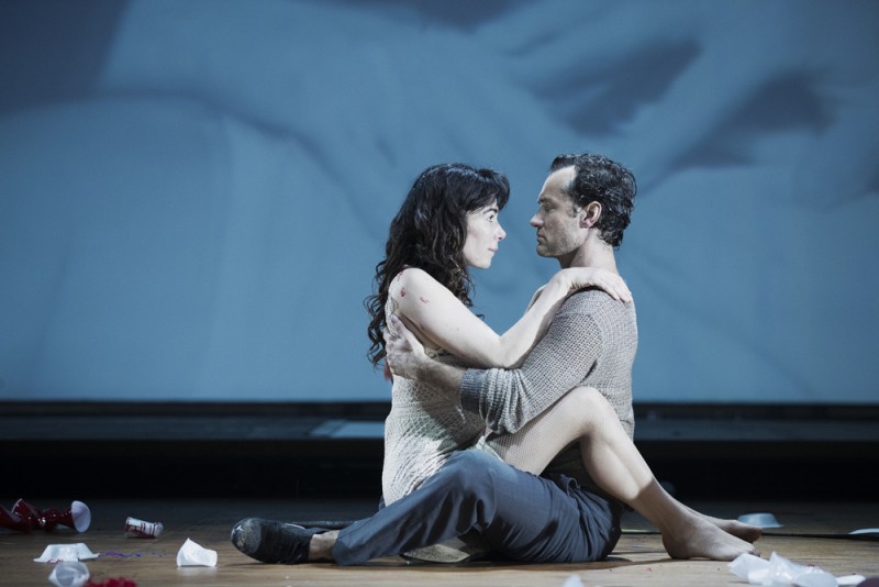 Salina Reijn e Jude Law in &quot;Obsession&quot;, regia Ivo van Hove. Foto Jan Versweyveld