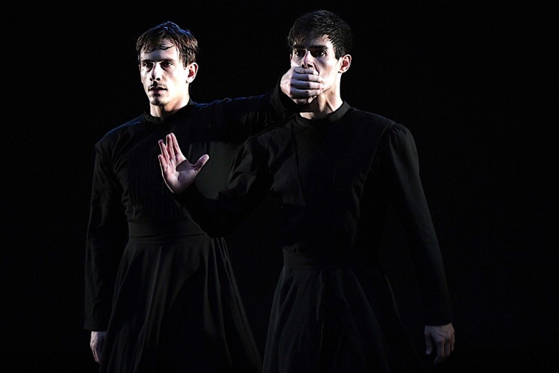 Alexandros Vardaxogloy e Alexis Fousekis in “They”, coreografia Marianna Kavallieratos