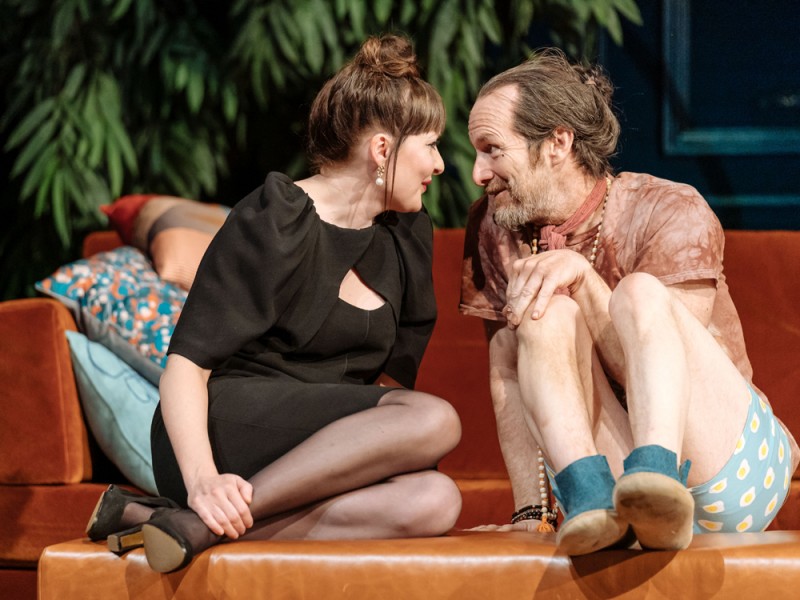 Kathy Kiera Clarke, Denis O&#039;Hare in “Tartuffe” di Molière nuova versione di John Donnelly. Foto Manuel Harlan