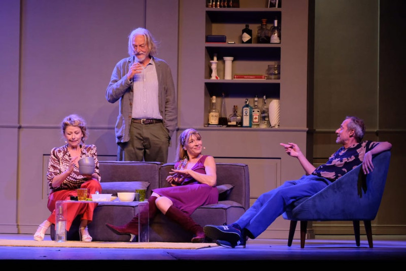 Amanda Sandrelli, Gigio Alberti, Alessandra Acciai e Alberto Giusta in “Vicini di casa”, in scena al 57.mo festival di Borgio Verezzi. Foto Luigi Cerati