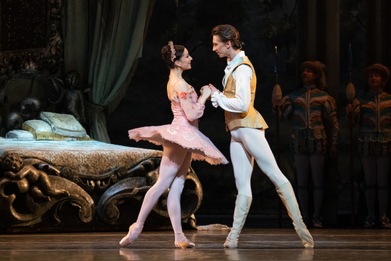 Marianela Nuñez e Vadim Muntagirov in &quot;La bella addormentata&quot;, coreografia Frederick Ashton, Anthony Dowell, Christopher Wheeldon. Foto Andrej Uspenski, ROH 2023