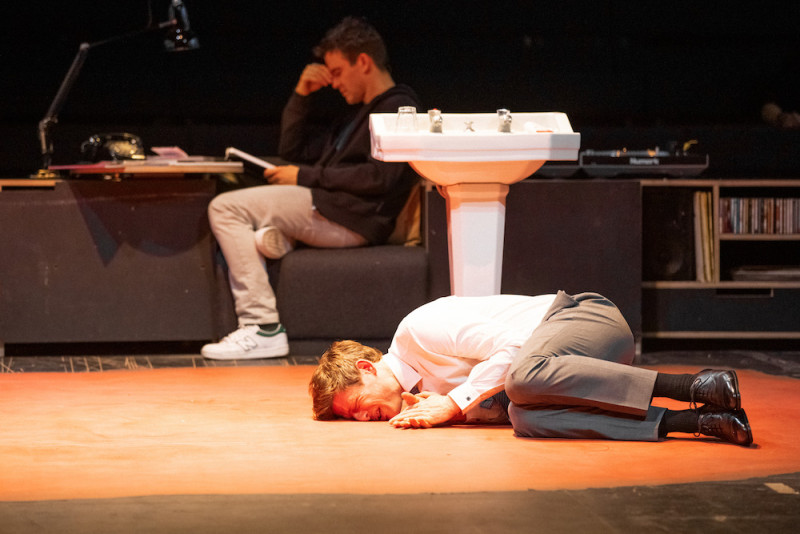 Luke Thompson (Willem), James Norton (Jude) in &quot;A little life&quot;, regia Ivo Van Hove. Foto Jan Versweyveld