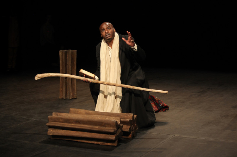 Ery Nzaramba in &quot;Tempest Project&quot;, regia di Peter Brook e Marie-Hélène Estienne. Foto Marie Clauzade