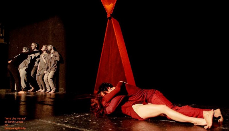 &quot;Terra che non sa&quot;, coreografie e regia: Sarah Lanza