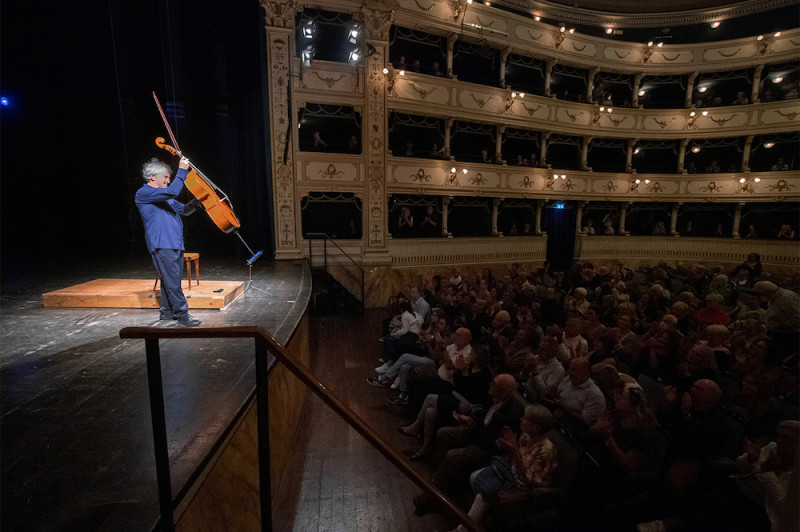 Mario Brunello - Violoncello piccolo. Foto Roberto Testi