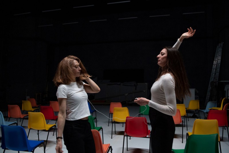 Sara Bertelà e Anna Della Rosa  in &quot;Sorelle&quot;, messinscena e spazio scenico di Pascal Rambert