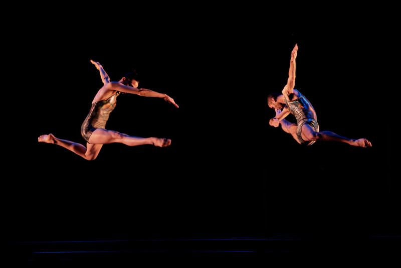 Ballet de l’Opéra de Lyon in “Cunningham Forever”. Foto Agathe Poupeney