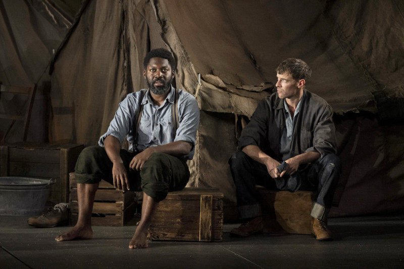 Natey Jones (Jim Casy) and Harry Treadaway (Tom Joad) in &quot;The Grapes of Wrath&quot; al National Theatre. Foto Richard Hubert Smith 