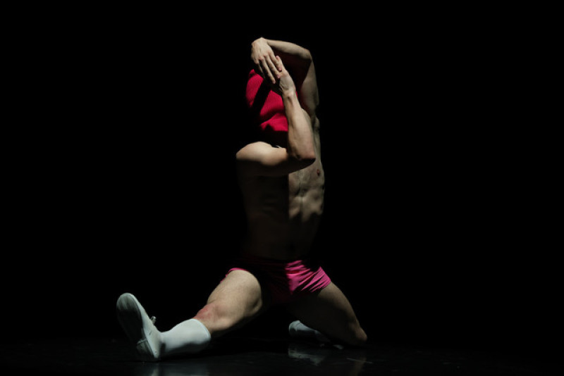 “A solo in the spotlights”  coreografia, drammaturgia, interpretazione: Vittorio Pagani. Foto Elisa Nocentini