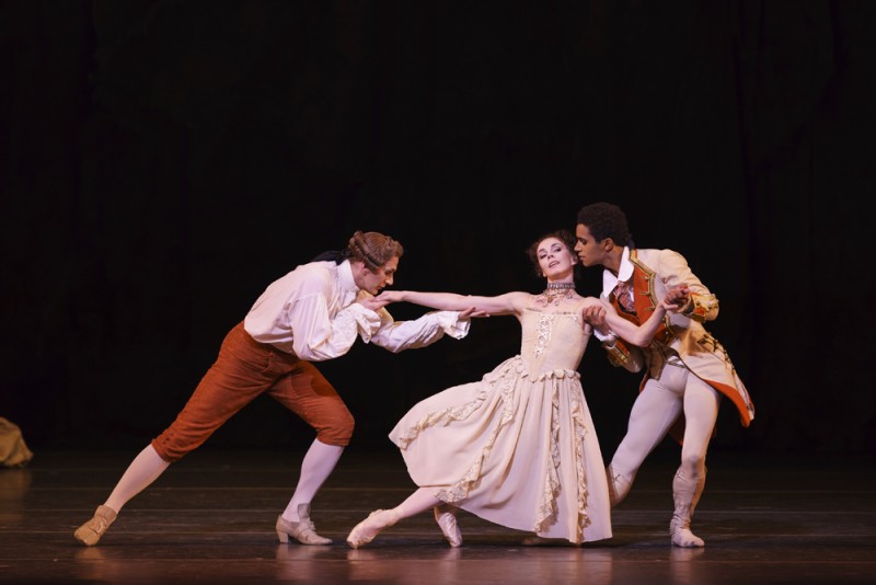 &quot;Manon&quot;. Gary Avis (Monsieur G.M.), Natalia Osipova (Manon) e Marcelino Sambé (Lescaut). © ROH, 2018. Foto Bill Cooper.