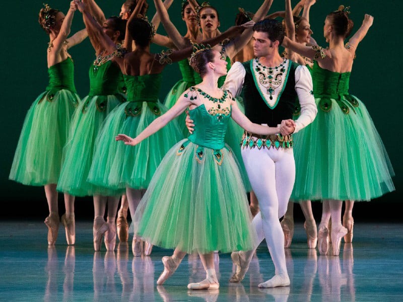 Ballet West in &quot;Emeralds&quot; – primo atto di &quot;Jewels&quot;, di G. Balanchine