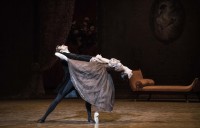 Dorothée Gilbert e Audric Bezard in "Onegin", coreografia John Cranko. Foto Julien Benhamou