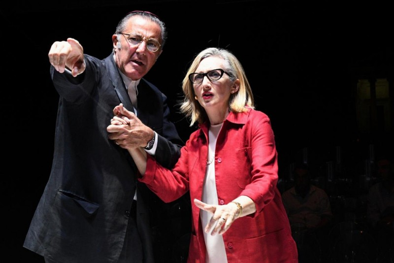 Luca Barbareschi e Lunetta Savino in “Il Penitente”, regia Luca Barbareschi. Foto Bepi Caroli 