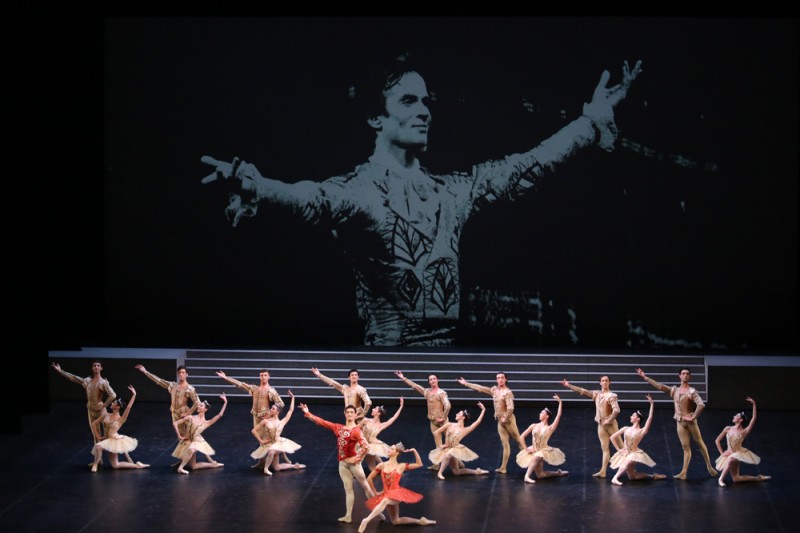 Virna Toppi, Nicola Del Freo e il Corpo di Ballo in &quot;Raymonda&quot;. Foto Brescia e Amisano, Teatro alla Scala
