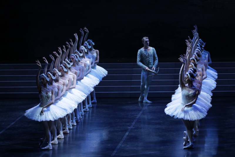 Timofej Andrijashenko e il Corpo di Ballo  in &quot;Il lago dei cigni&quot;, coreografia Rudolf Nureyev. Foto Brescia e Amisano, Teatro alla Scala