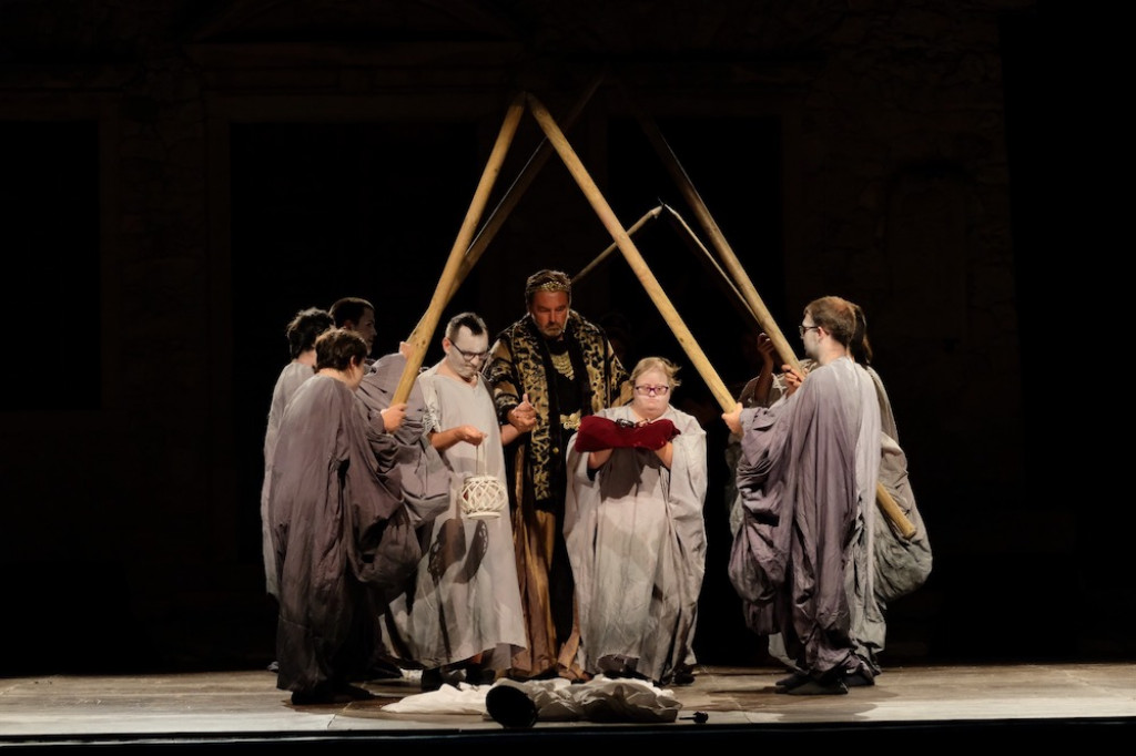 Sebastiano Somma e gli attori del Teatro Patologico in “Medea” a Borgio Verezzi. Foto Luigi Cerati