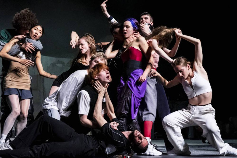 &quot;La Horde&quot;, coreografie varie