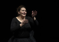 Donatella Liotta in "OBESITY / FROM", regia Margareta Presendorfer. Foto Stefano Barattini