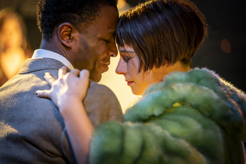 &quot;CABARET&quot;. Omari Douglas &#039;Cliff Bradshaw&#039; e Jessie Buckley &#039;Sally Bowles&#039;. Foto Marc Brenner