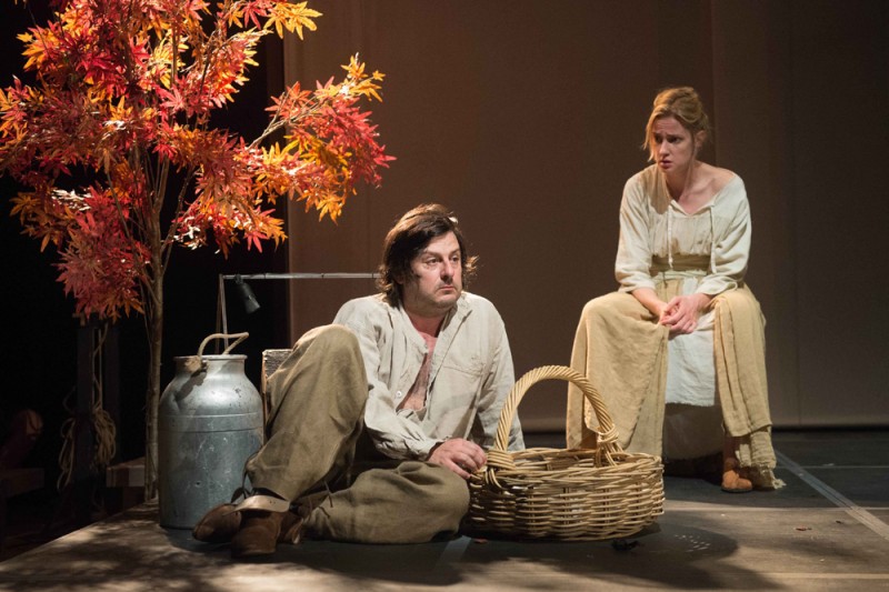 Alberto Astorri e Eva Riccobono in &quot;Coltelli nelle galline&quot;, regia Andrée Ruth Shammah. Foto Tommaso Le Pera