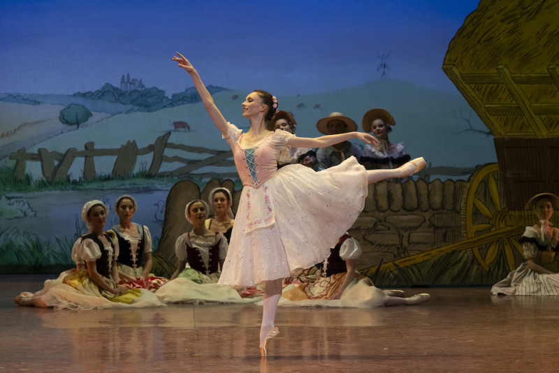 Bleuenn Battistoni in &quot;La fille mal gardée&quot;, coreografia Frederick Ashton. Foto Benoite Fanton