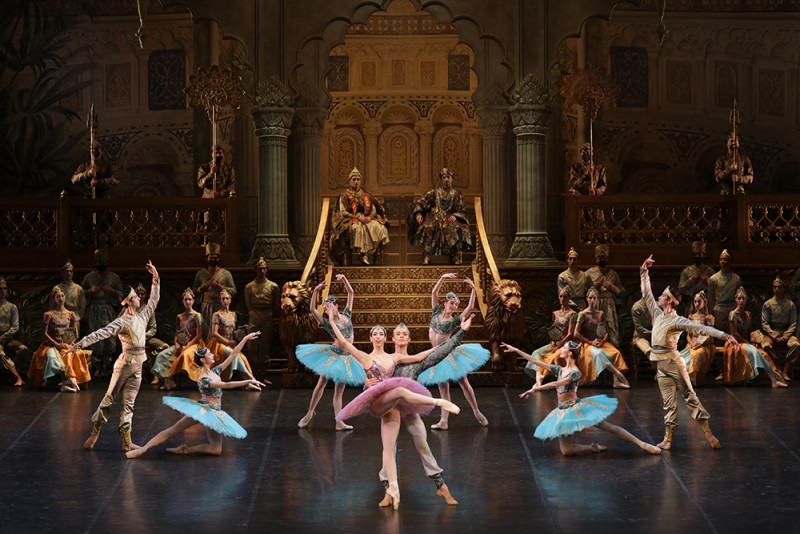 &quot;La Bayadère&quot;, al centro Maria Celeste Losa e Timofej Andrijashenko. Foto Brescia e Amisano, Teatro alla Scala