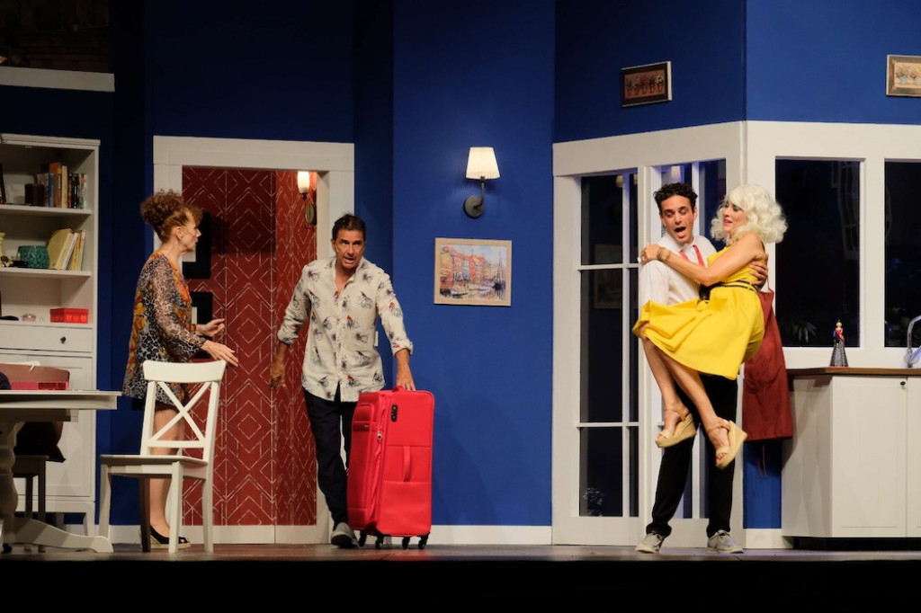 Edy Angelillo, Blas Roca Rey e Rey, Adelmo Fabo e Milena Miconi in una scena de “La ciliegina sulla torta”. Foto Luigi Cerati