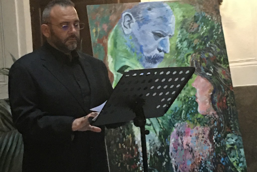 Il baritono Giuseppe Esposito accanto al quadro di Filippo Lo Iacono in un momento dell’evento.