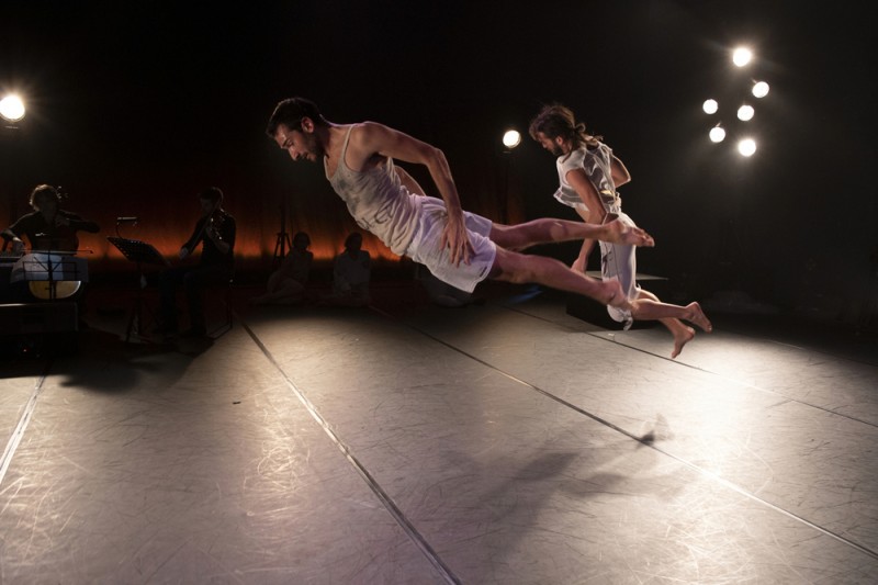 &quot;Tra le linee&quot;, coreografia Simona Bertozzi. Foto Luca Del Pia