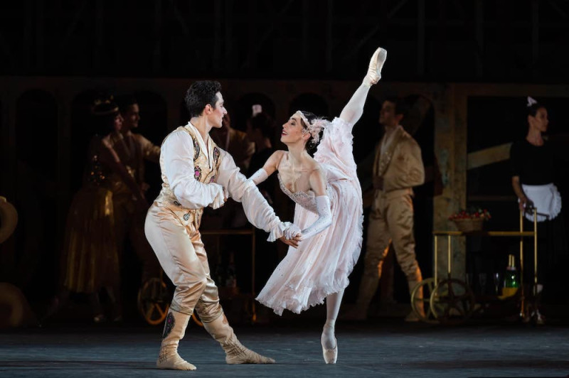 Rebecca Bianchi e Michele Satriano in &quot;Cenerentola&quot;, coreografia Rudolf Nureyev. Foto Fabrizio Sansoni