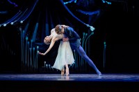 Tonia Looker e MacLean Hopper in "Sogno di una notte di mezza estate", coreografia Liam Scarlett. Foto Stephen A’Court, cortesia del Royal New Zealand Ballet
