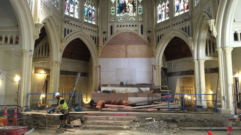 Operai che lavorano all’interno della chiesa St Mary of the Angels, Wellington