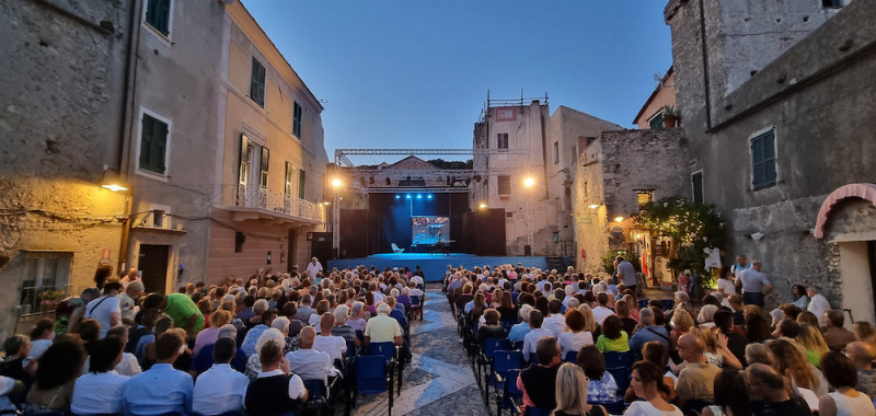 Borgio Verezzi, La piazza. Foto Luigi Cerati