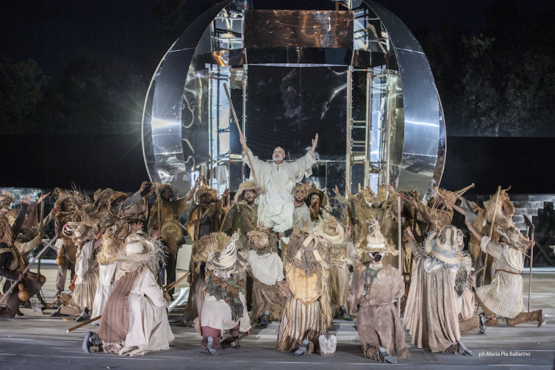 Martino Duane (Aristofane) con il coro in &quot;La Pace&quot;, regia Daniele Salvo. Foto Ballarino