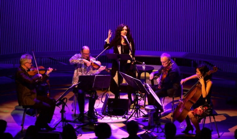 Il Kronos Quartet e Mahsa Vahdat. Foto Evan Neff