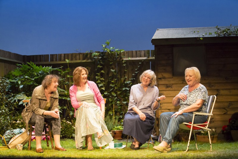 Linda Bassett, Deborah Findlay, Kika Markham e June Watson in “Escaped Alone”, regia James Macdonald. Foto Johan Persson 