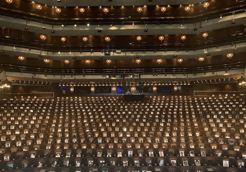 Barbican Theatre, Londra. Ogni poltroncina è stato messo il ritratto di un prigioniero politico.