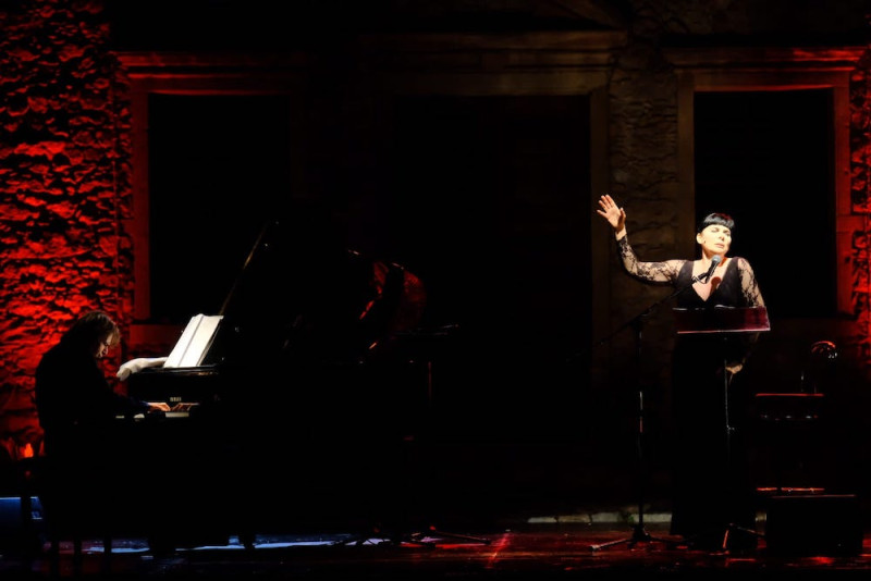 Massimiliano Gagliardi e Mariangela D’Abbraccio in “Anima Latina “ al Festival di Borgio Verezzi. Foto Luigi Cerati