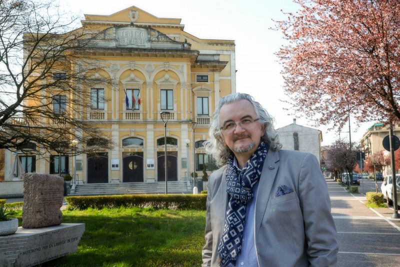Antonio-Giarola di fronte al Teatro Salieri di Legnago - Foto Ufficio Stampa