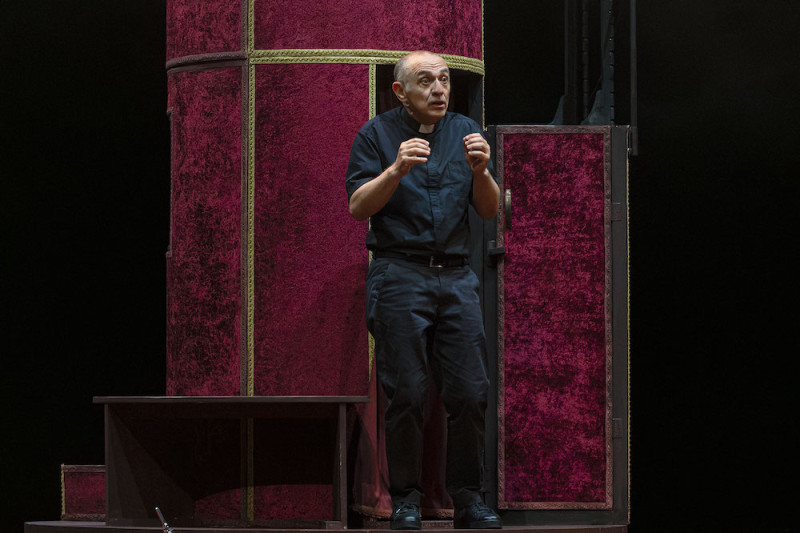 Gianluca Ferrato in “La cerimonia del massaggio ”, regia Roberto Piana. Foto Franco Rabino