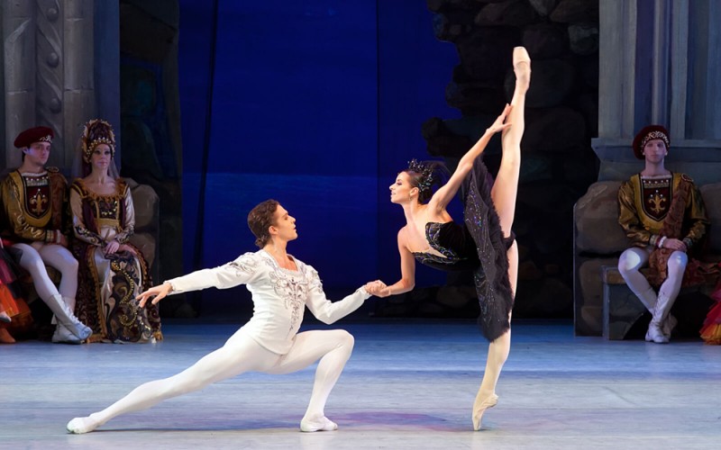 Natalia Matsak (nel doppio ruolo di Odette e Odile) e Denys Nedak in &quot;Swan Lake&quot;.